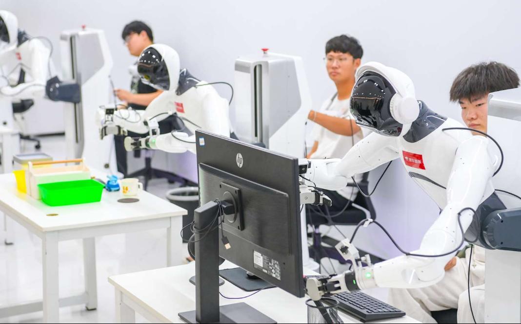 中国誓言阻止任何国家称霸AI，指责美国将其"武器化"

高志凯（Victor G