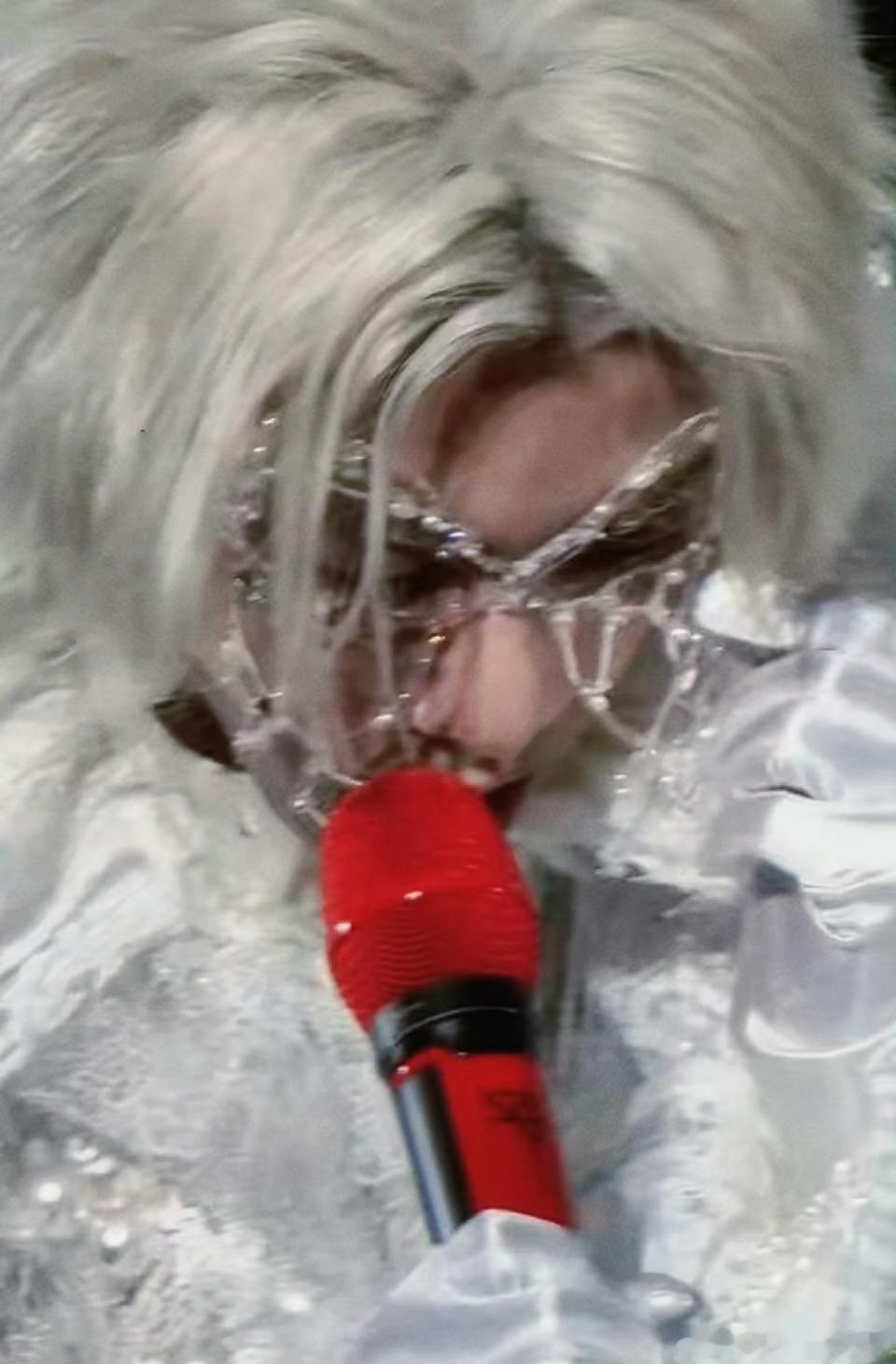 华晨宇蝴蝶脸链 华晨宇蝴蝶脸链造型一整个美住，钻石蝴蝶点缀脸颊，冷冽精致又仙气飘