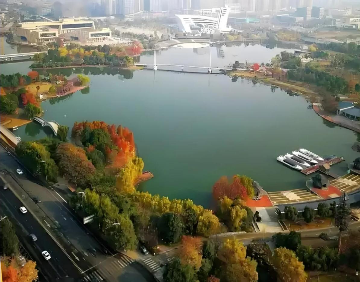 一湖柳色，半城烟岚。
沅水之畔，洞庭西滨，常德柳叶湖宛若天地裁就的一片翠叶，静卧