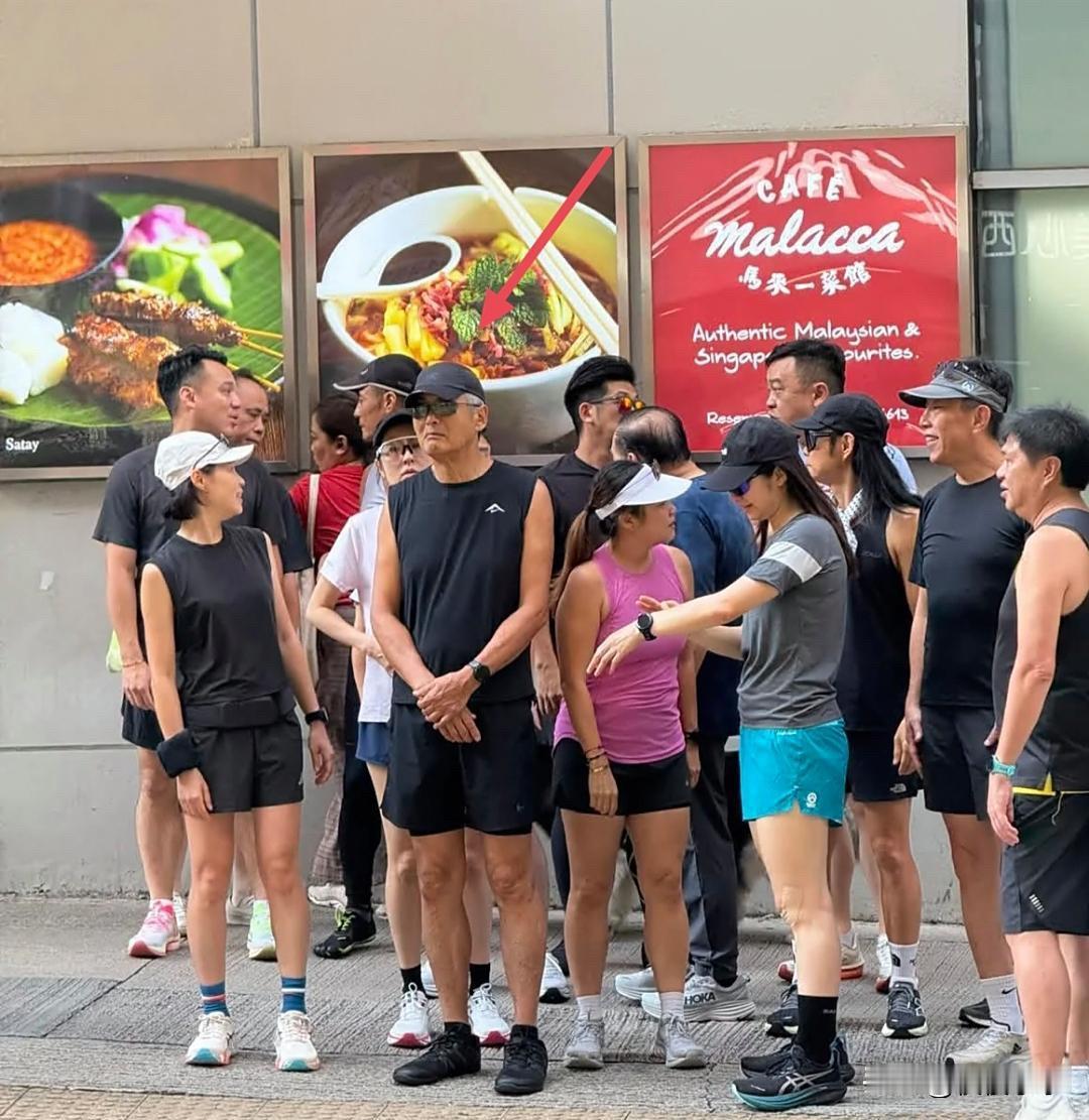 70岁周润发和一帮明星在香港街头跑步，他的身体好强壮，身子骨硬朗，状态太好了！[