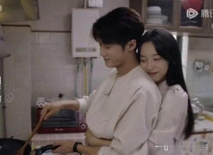 谁家现偶男女主这样抱的？ 