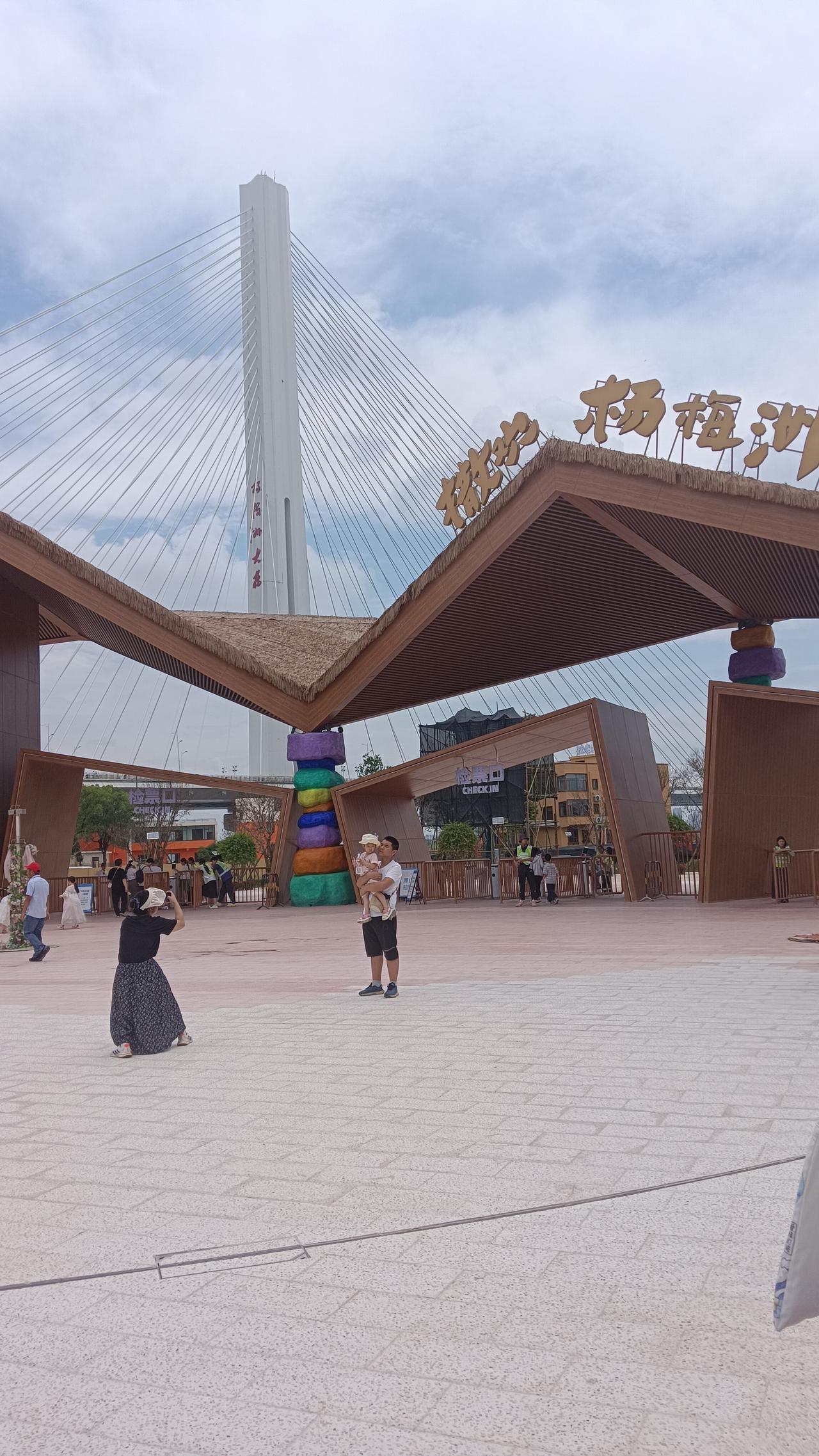 湘潭新开的两条到长沙，株洲的旅游线。全程5元，票价亲民，线路太好。
1，湘潭杨梅