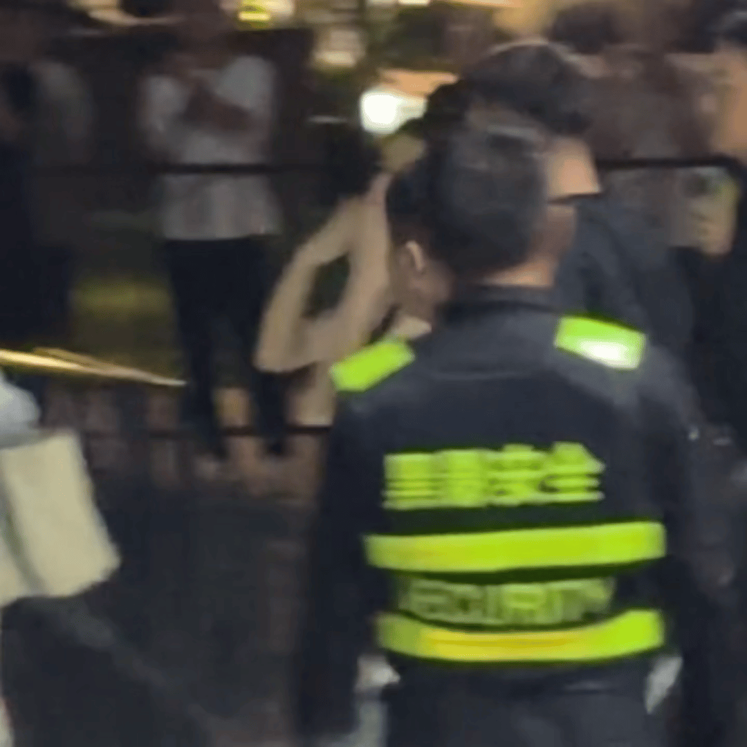 迪丽热巴 路虎卫士开开心心，快快乐乐的，心情好到飞起，快来接受热巴的飞吻 