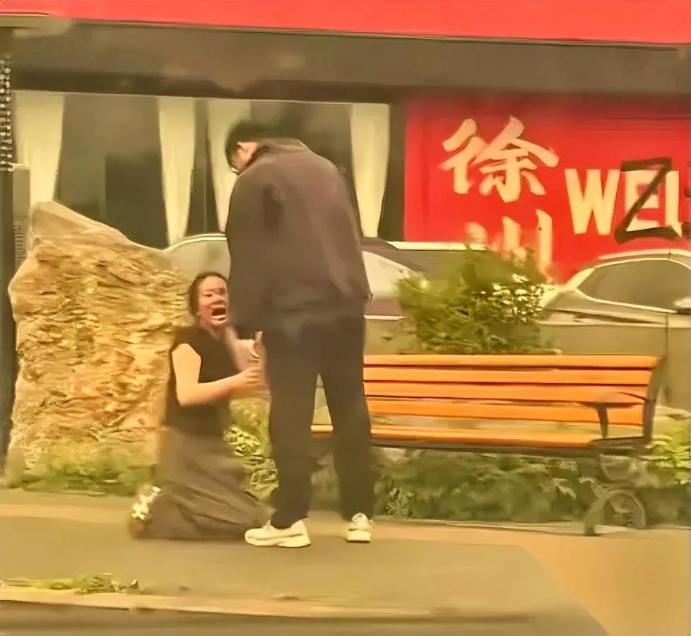 徐州这姐们

这回可社死了

出轨被老公抓包之后，当街扇自己耳光哭着求别离婚，好
