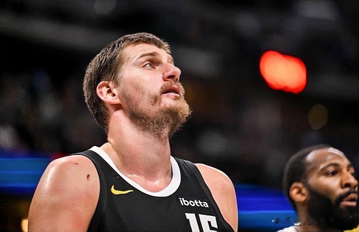 不知道大家有没有发现，
约基奇和其他球员真的不一样，
不是因为他的爱好，而是他身