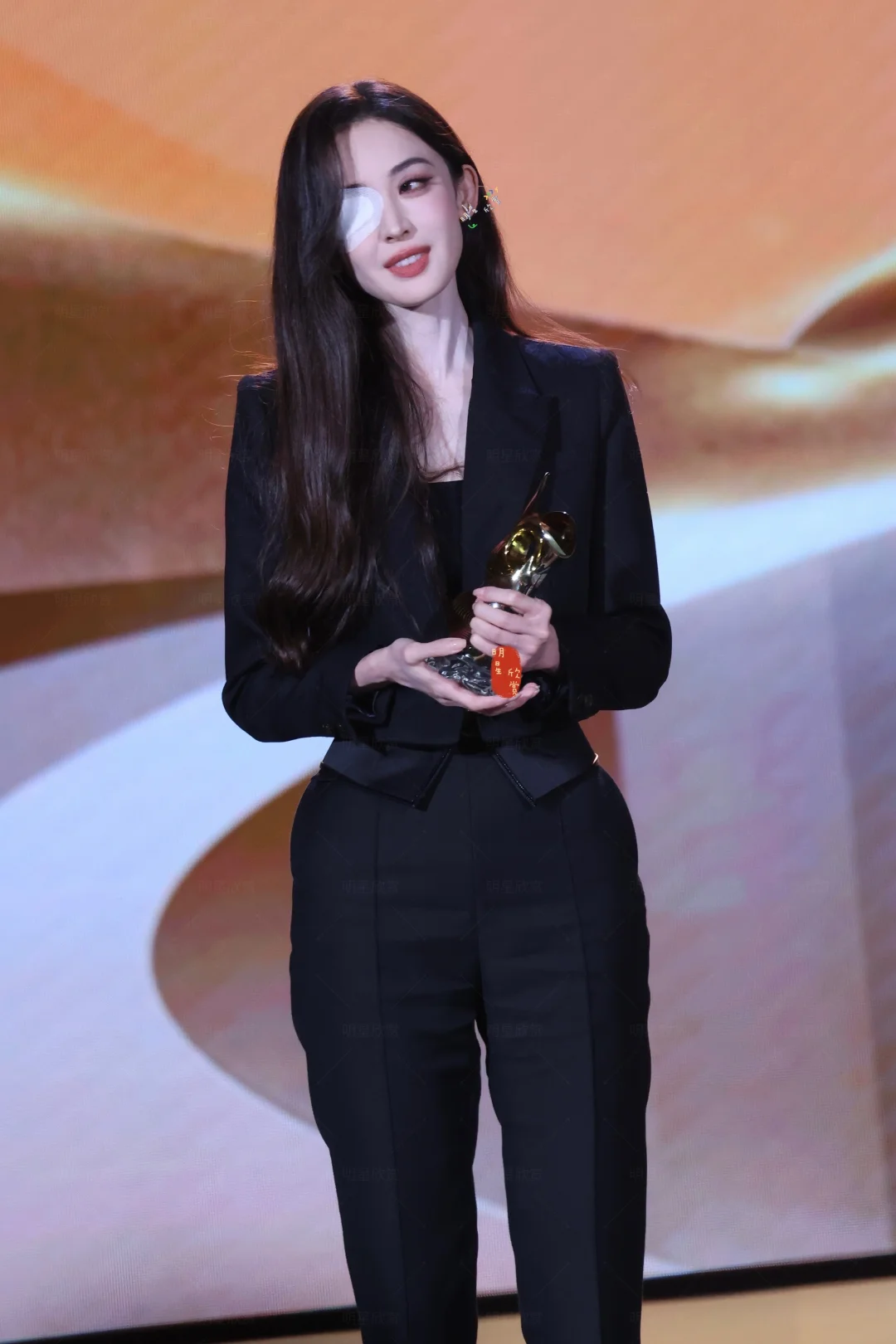 娜扎右眼贴纱布亮相，奈何美人美出了新风尚