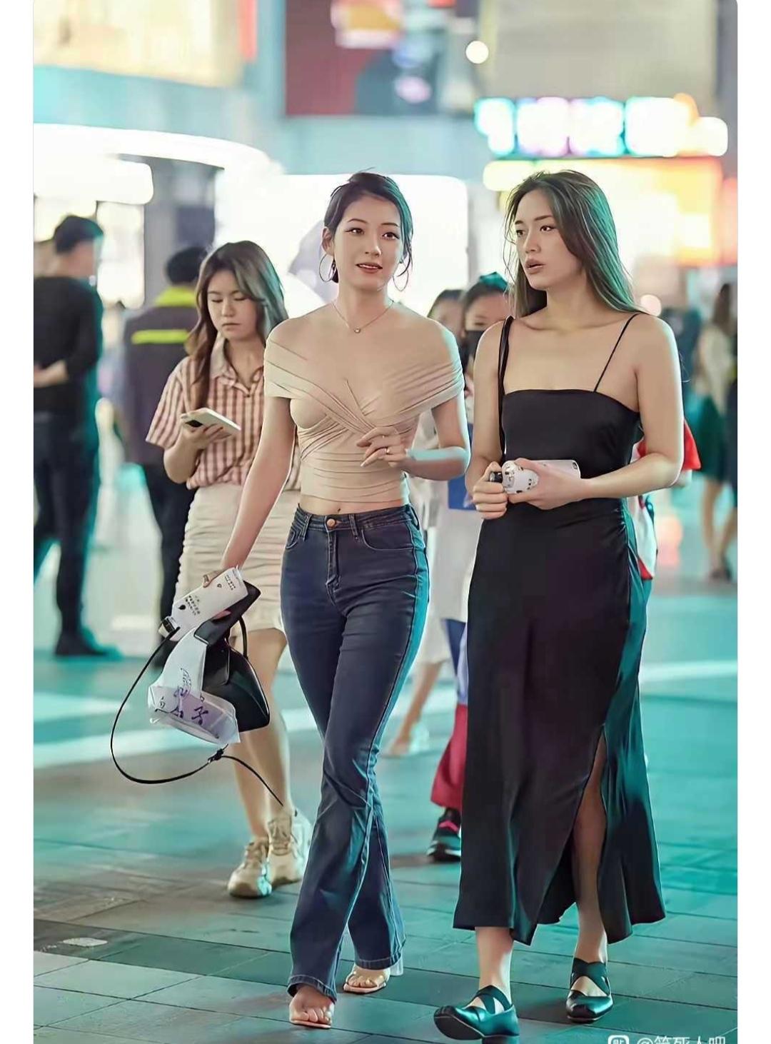 本以为吊带裙稳赢，
没想到牛仔裤更出彩[大笑]