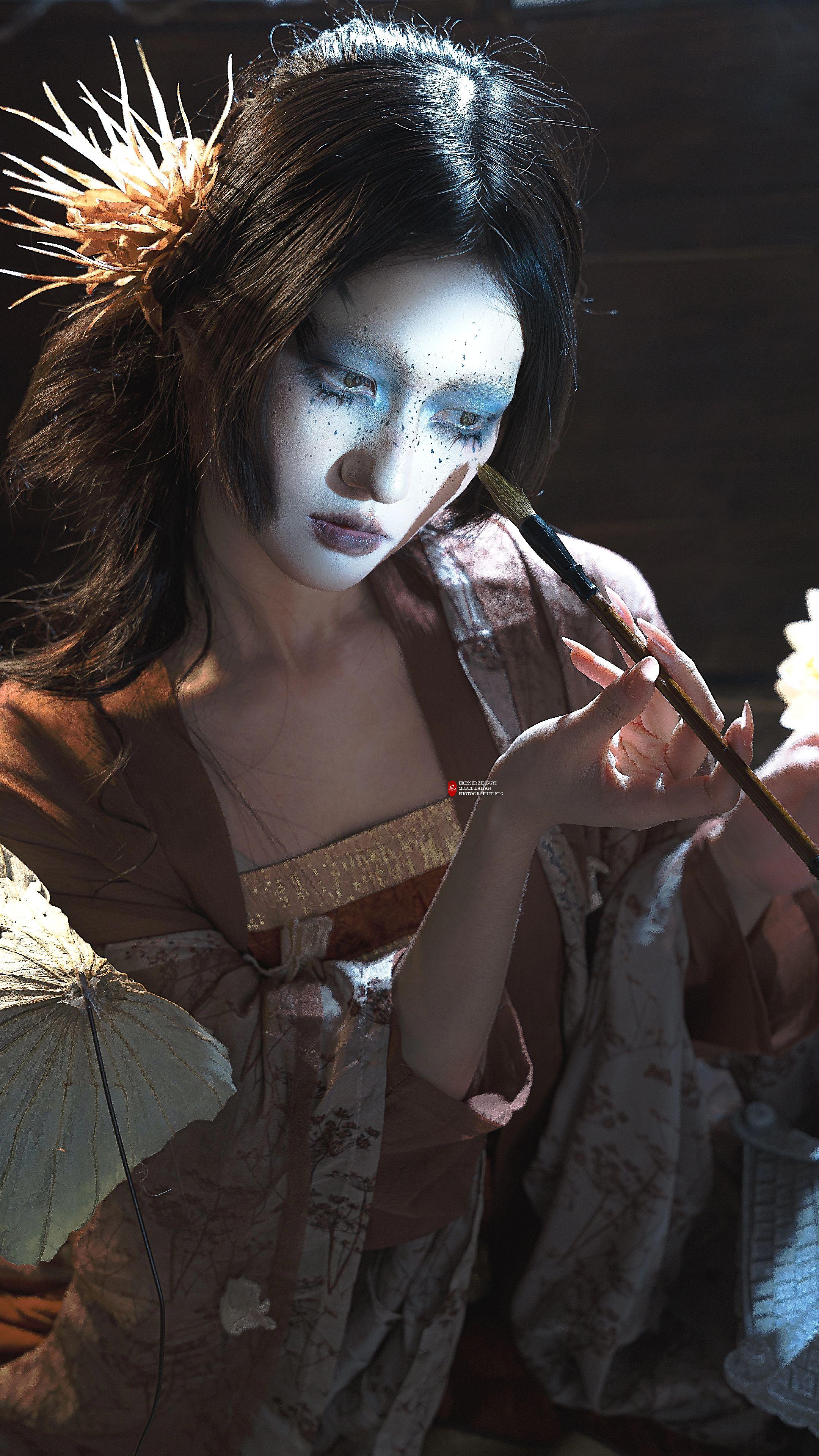 画皮娘子某，本工绘事。尝自描眉黛，铅粉扑额竟生鳞纹，原是爱美妖，胭脂着面即转青