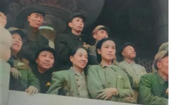 1949年10月1日，天安门城楼留下了一张罕见的照片，当天正在举行开国大典，照片