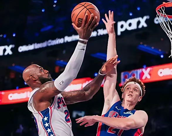 NBA常规赛，76人对阵步行者的比赛中，出现非常奇葩的一幕。第一节比赛还剩下5分
