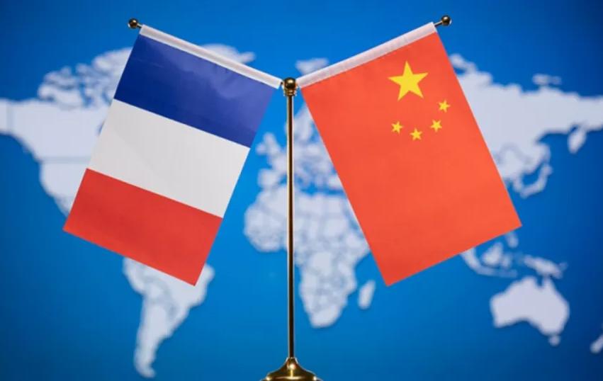 这下看来，法国还是不够乱！
自己家里乱成了一锅粥解决不了，政客和学者竟转头跑来对