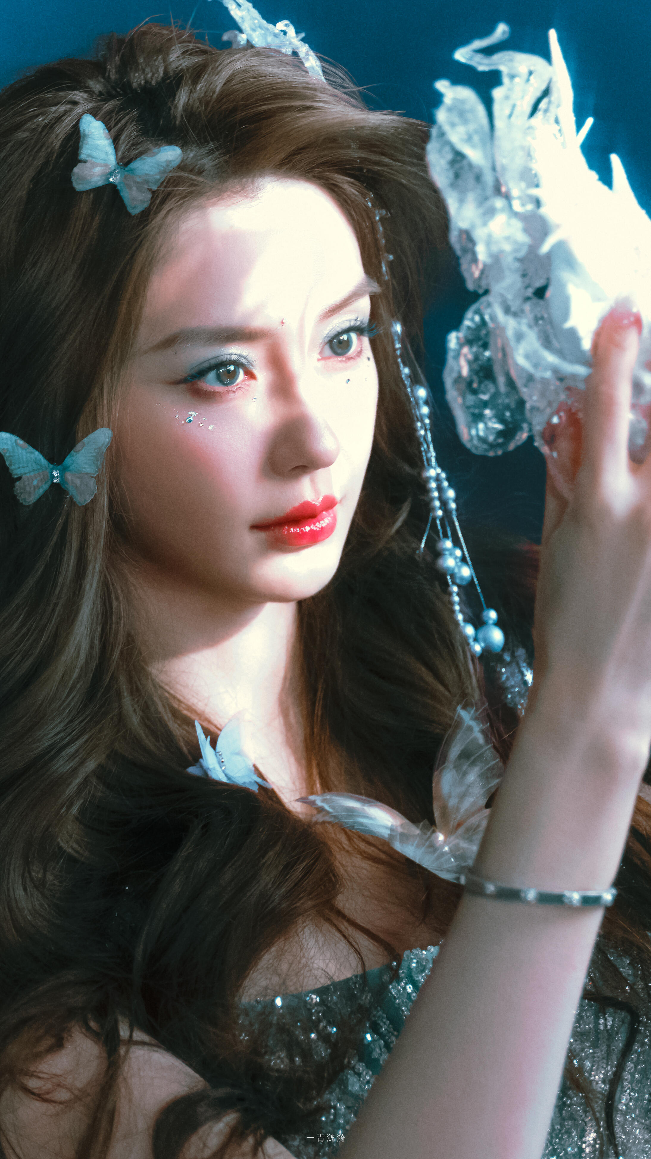 杨颖 颖妈Angelababy在白纸上给粉丝签名