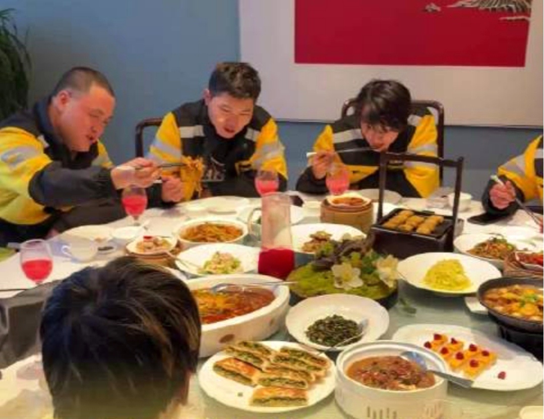 寒潮来袭，这桌“骑手宴”太暖了！店家把骑手当自家人，热菜热饭端上桌，更把暖意送进