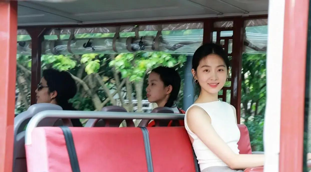 黄磊做饭那么好吃，女儿怎么瘦成纸片了？
不过多多绝对是最有气质的星二代了！遗传了