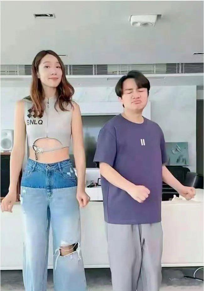 王祖蓝夫妻俩的穿搭太逗了！他的裤子穿在老婆身上秒变六分裤，互换衣物的日常搞笑又温