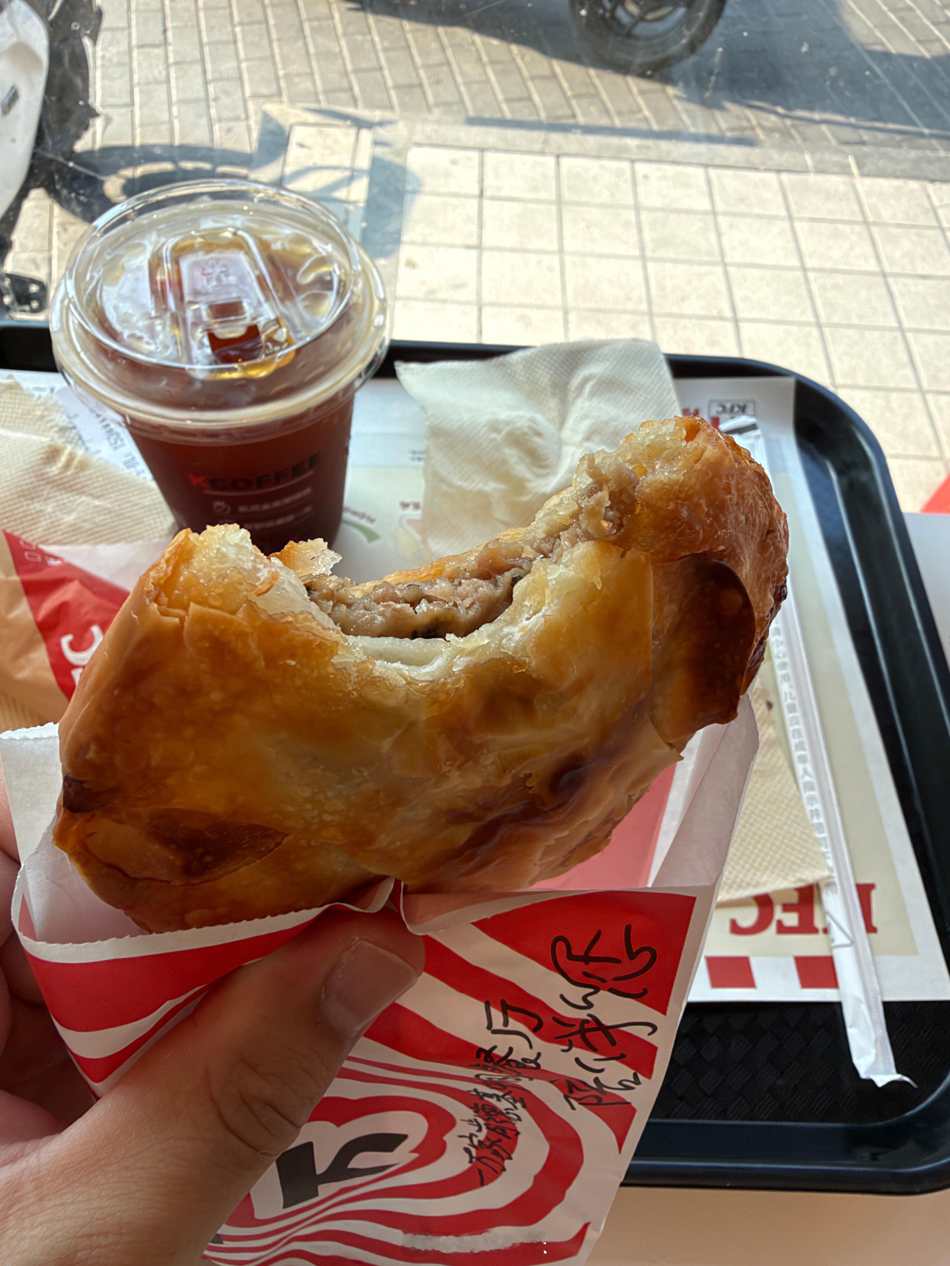 肯德基出的新早餐，牛肉饼，不推荐，特油，不好吃祝大家中秋节快乐  ​​​