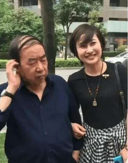 1996年，44岁的贾平凹，娶27岁的护士郭梅为妻。婚后，他问妻子：“我每周可不