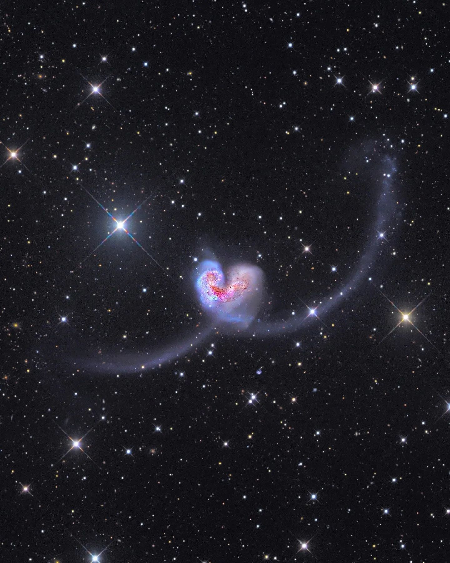 距离地球大约6000万光年的地方，有两个星系NGC 4038和NGC 4039正