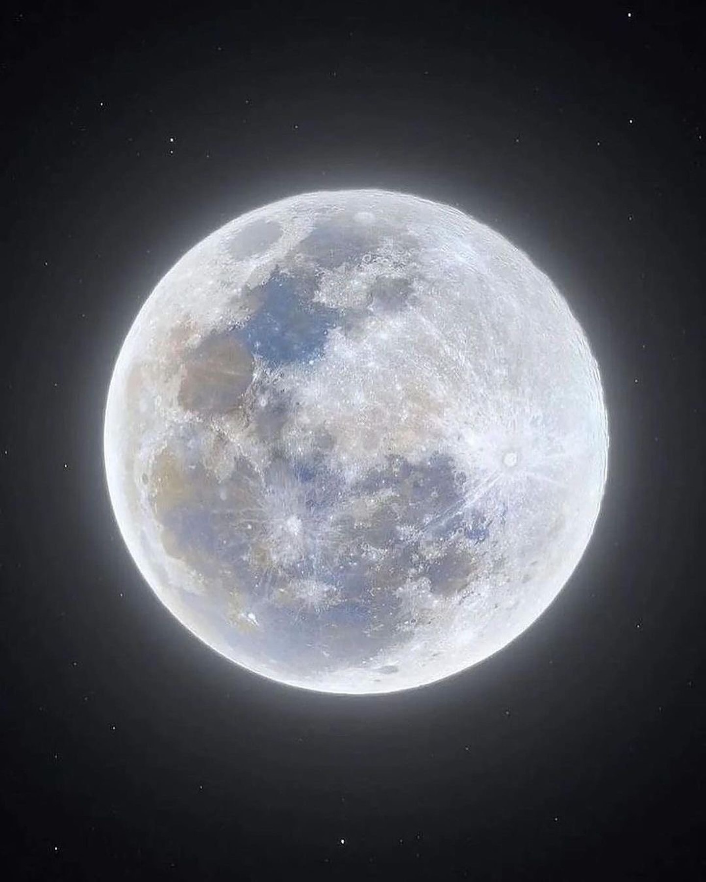 在浩瀚的宇宙中，我们脚下的地球只不过是一粒悬浮在阳光中的尘埃，每当我们抬头仰望星