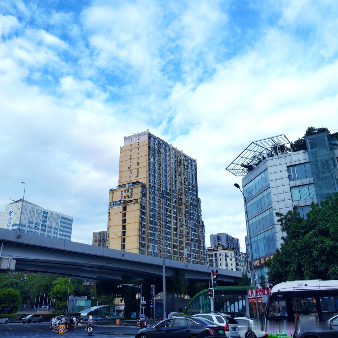 走在城市街道上，那景象简直让人目不暇接。高楼大厦像巨人一样林立着，玻璃幕墙反射着