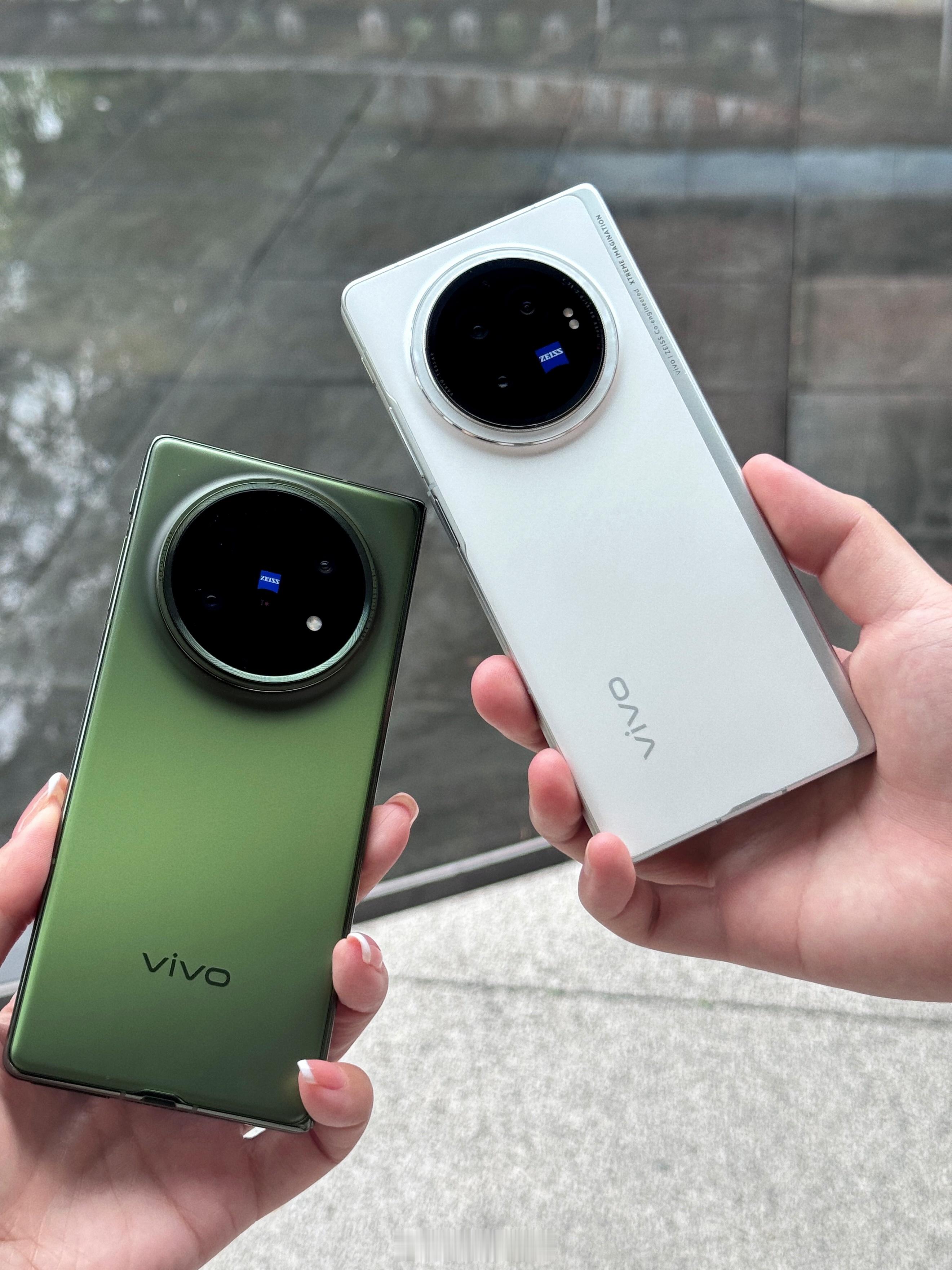 周一 青松一下[微风]右边是同事的 vivo x fold3，我这两天来仔细对比