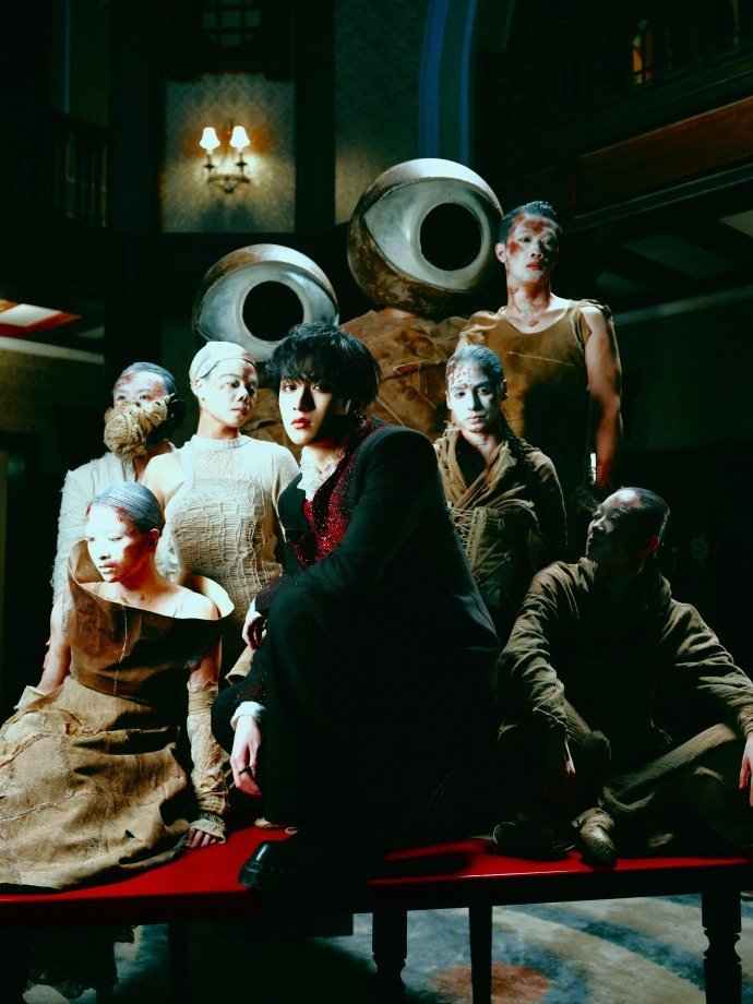 严浩翔阴湿感男模严浩翔红领黑西装顺毛造型 严浩翔阴湿感男模，严浩翔红领黑西装顺毛