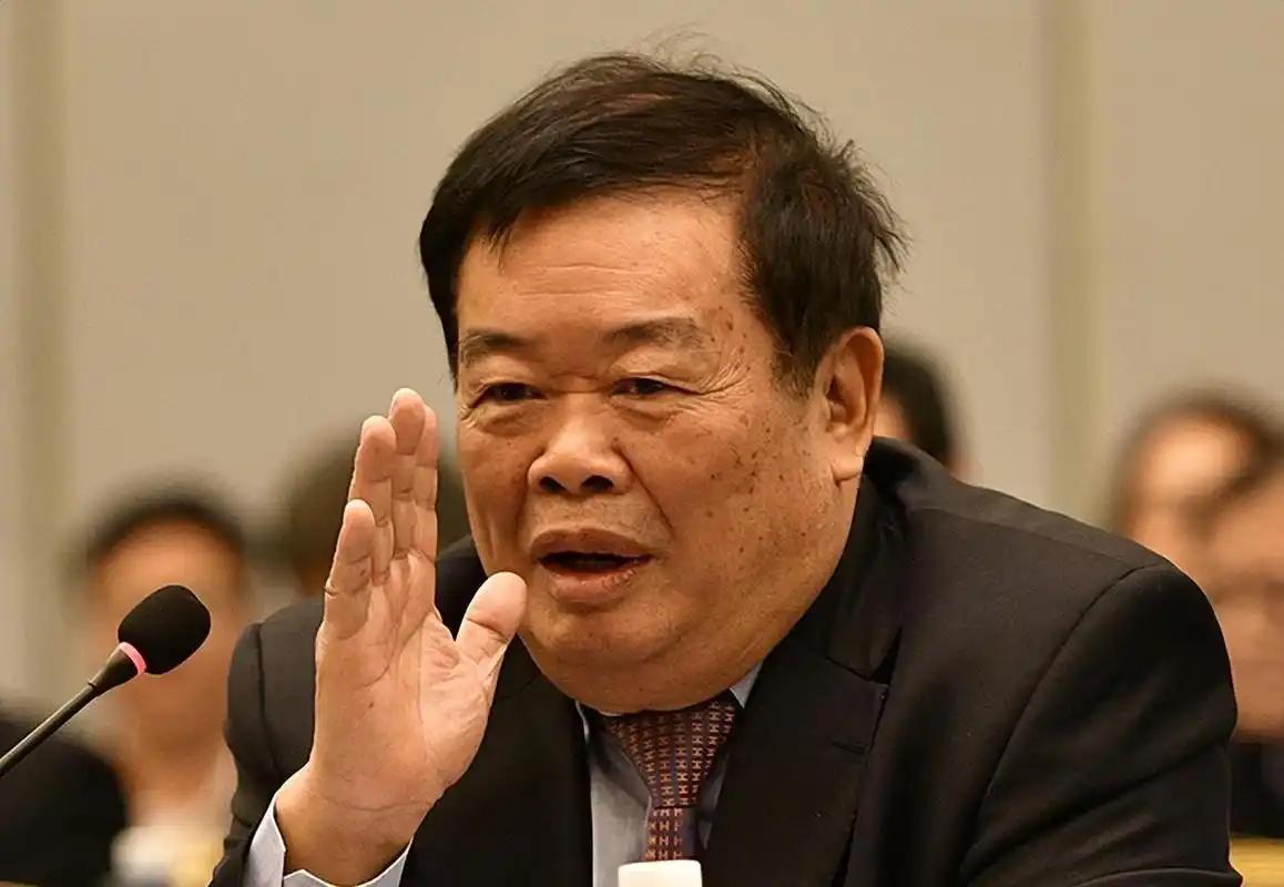 贡献巨大，却不能成为接班人？在某次记者招待会上，曹德旺公开回应：“因为曹辉是我的