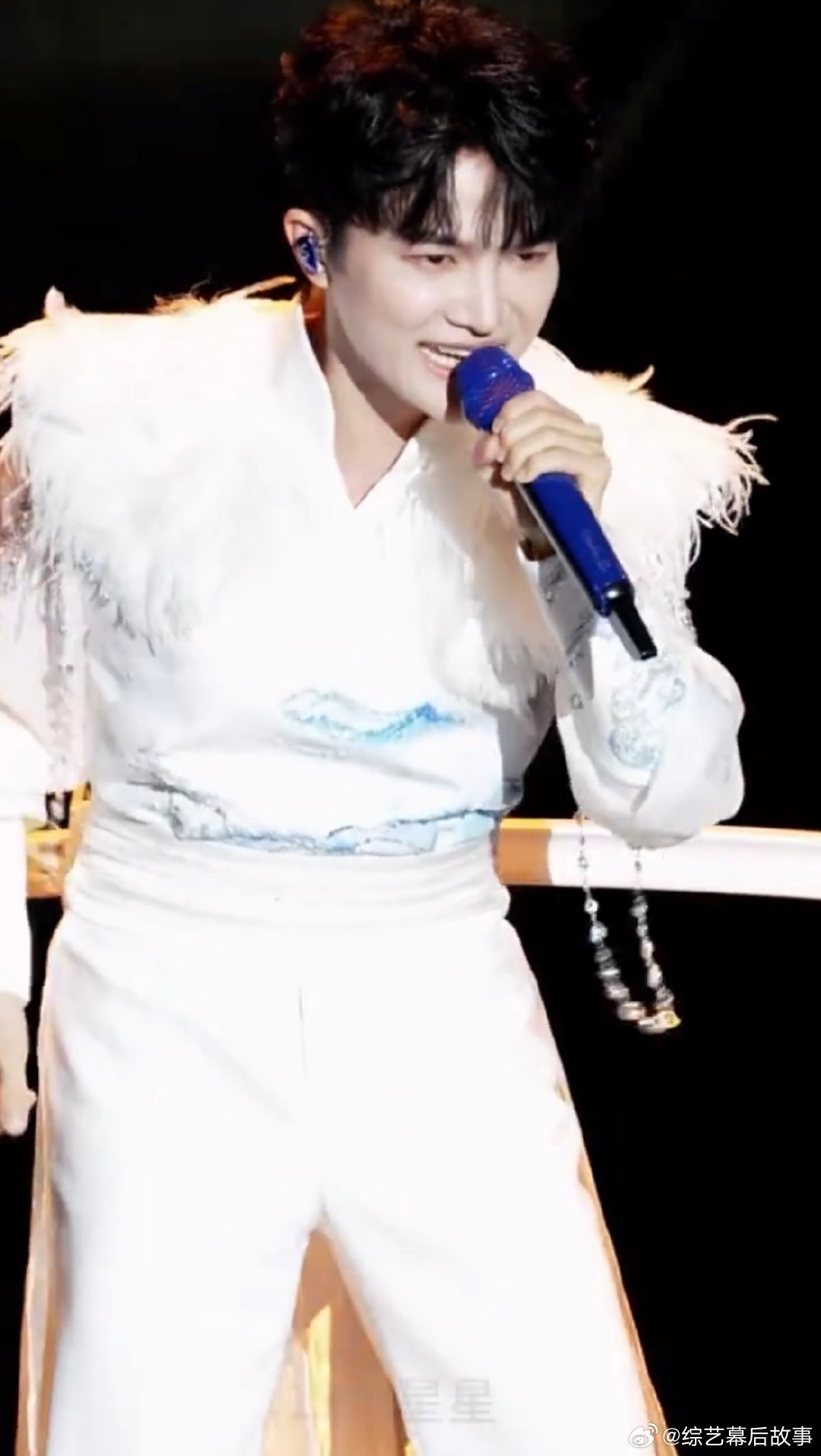 周深新歌求真首唱周深新歌求真舞台首秀阅文盛典高光名场面，周深现场演绎《求真》，情