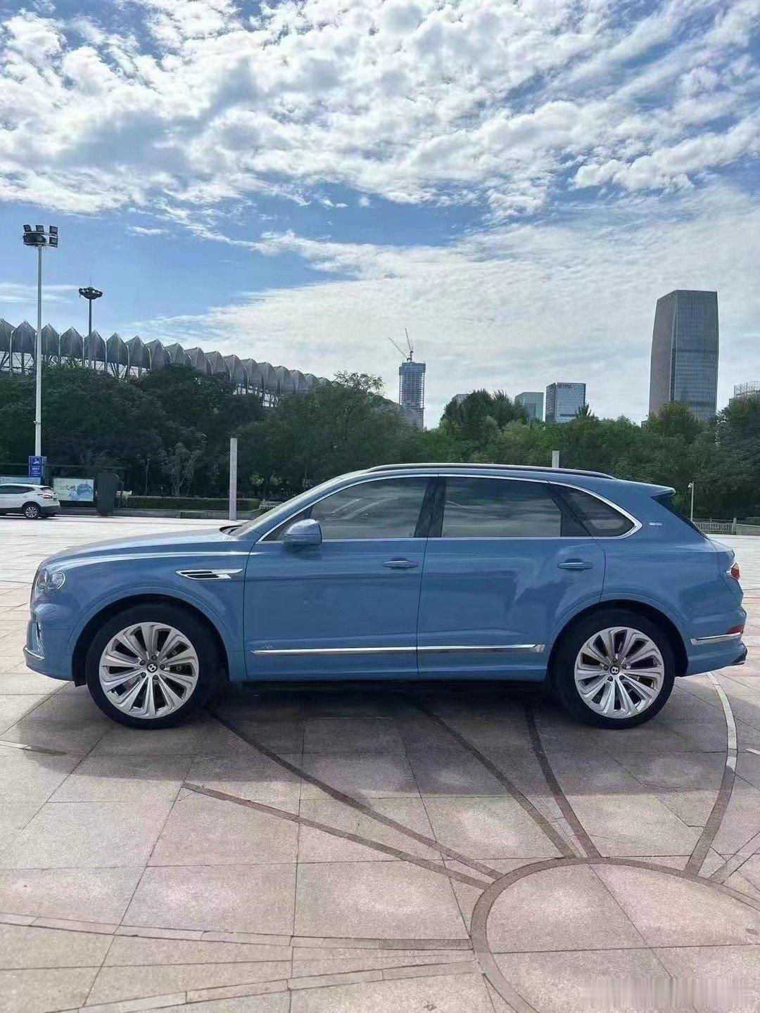 宾利添越首发限量版，宝石蓝 纽马克特褐/帝王蓝 纳米音响/四座 ​​​