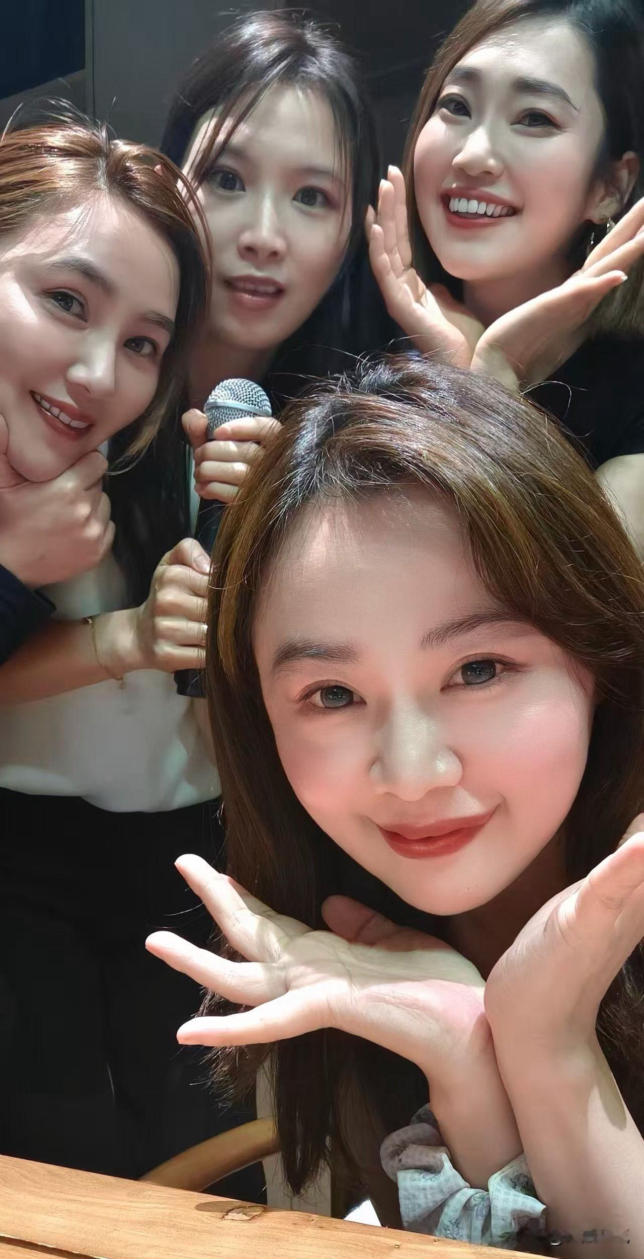 四美同框，婉约冻人，
那个可爱，美得犯规！