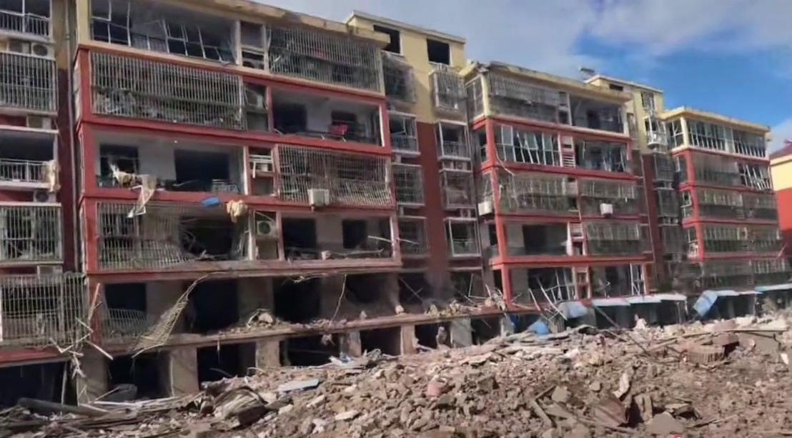 临沂居民楼爆炸前后对比，一座建在楼下的平房，害苦了很多人。
这场爆炸，炸出去的石