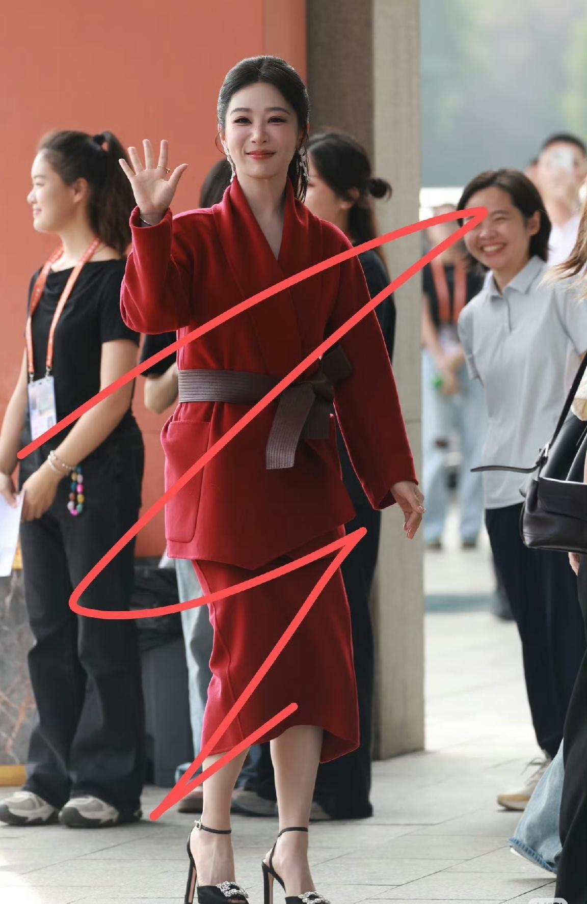 杨紫这一身大家不要学[捂脸]这造型真的翻车了，这种衣服需要又高又瘦的人才能hol