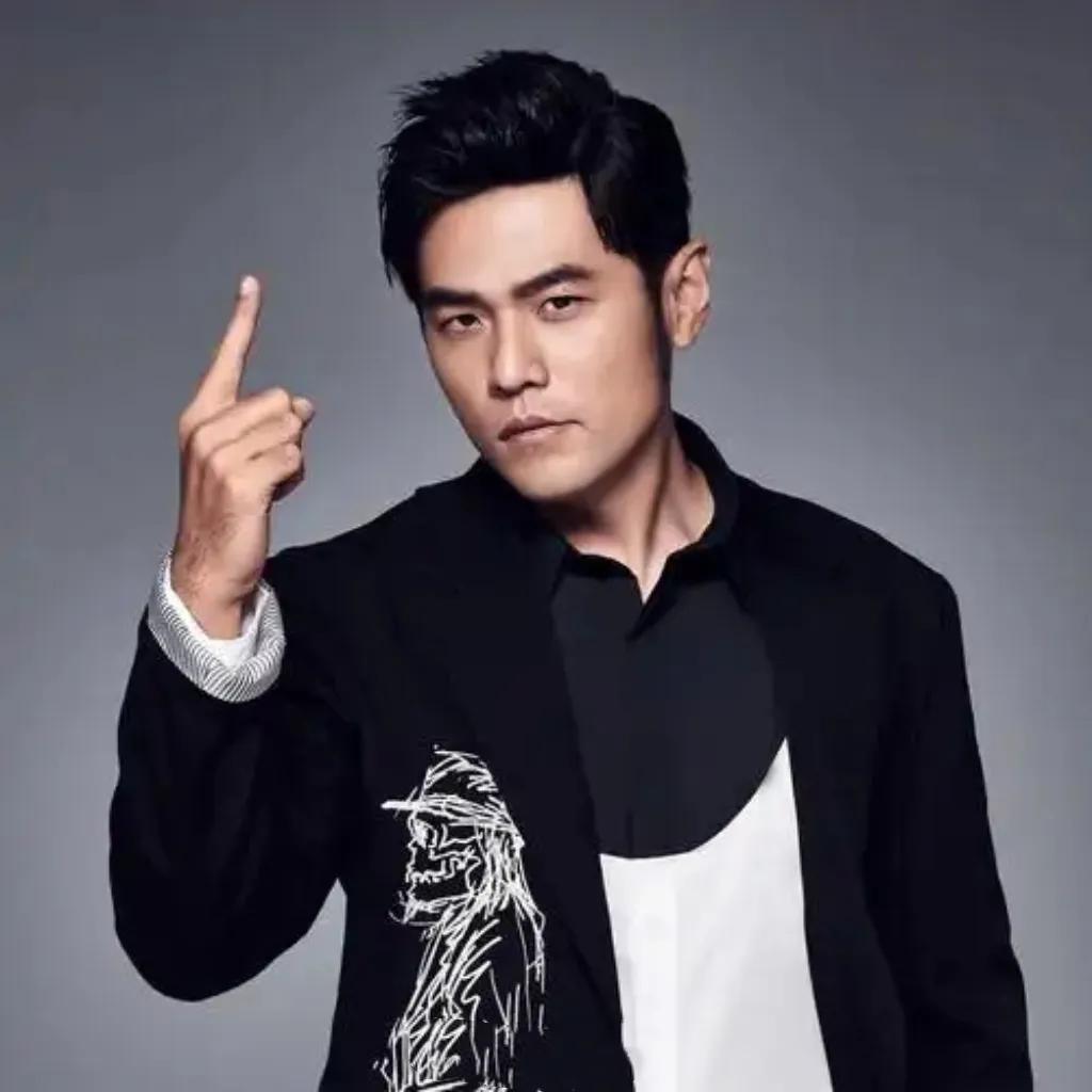 周杰伦入驻抖音，天王再掀音乐风暴！这位华语乐坛的常青树正式入驻，无数歌迷瞬间刷屏
