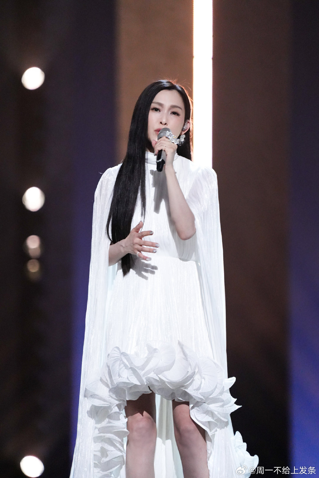 浪姐初舞台剧照 姐姐们风格化舞台造型超吸睛！安崎、何宣林红黑气场拉满，曾沛慈清新