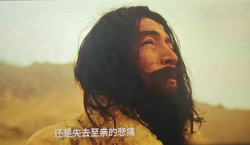 藏袍里裹着枯槁的骨
在风里 如经幡垂落
土堆隆起 是女儿最后的轮廓
他坐成一尊沉