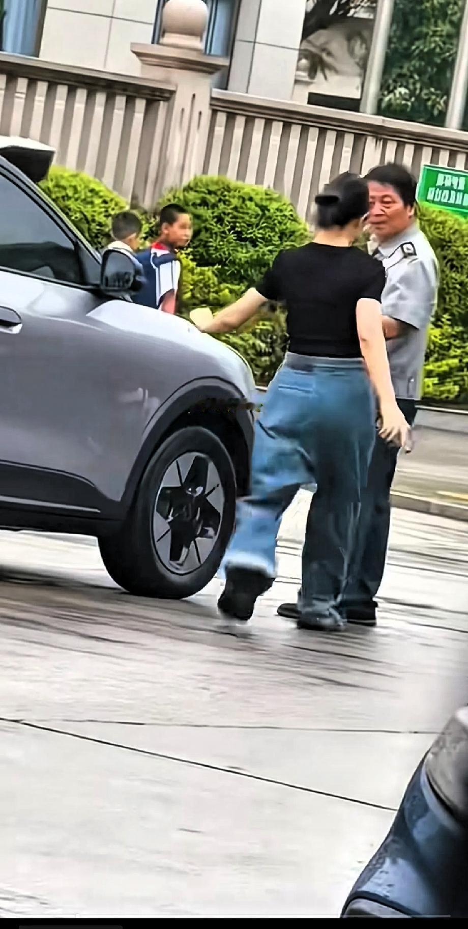 “来而不往，非礼也”，黑衣女子试探性的一脚，给了保安大叔一份“薄礼”。

人与人