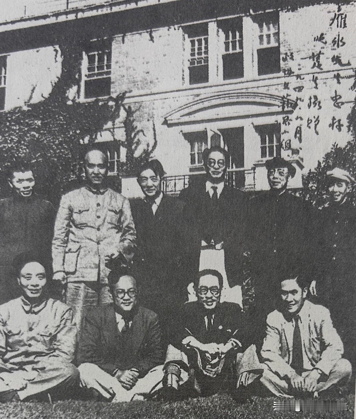 1949年9月，即将出席中国人民政治协商会议第一次全体会议的部分文化艺术界代表的