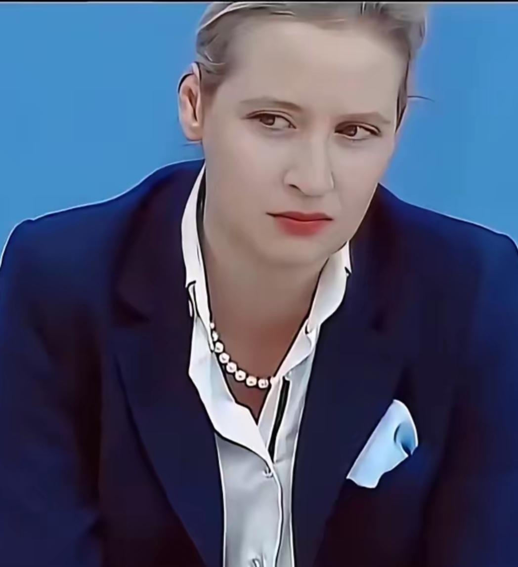 一向敢说敢言的德国选择党女大佬爱丽丝·魏德尔的这张照片表情冷漠，甚至还带着一丝杀