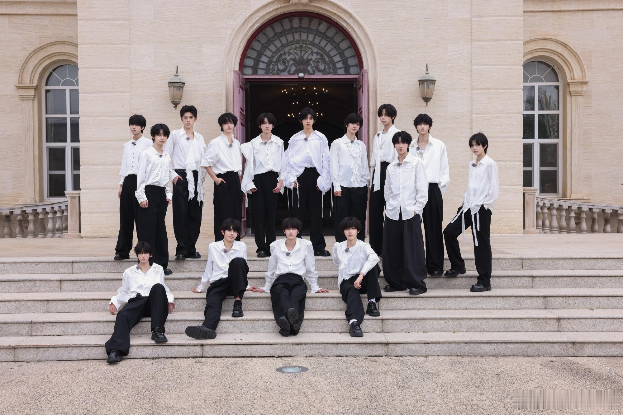 TF家族突围2破局群像花絮照tf家族群像花絮照TF家族突围2破局群像花絮照，好帅