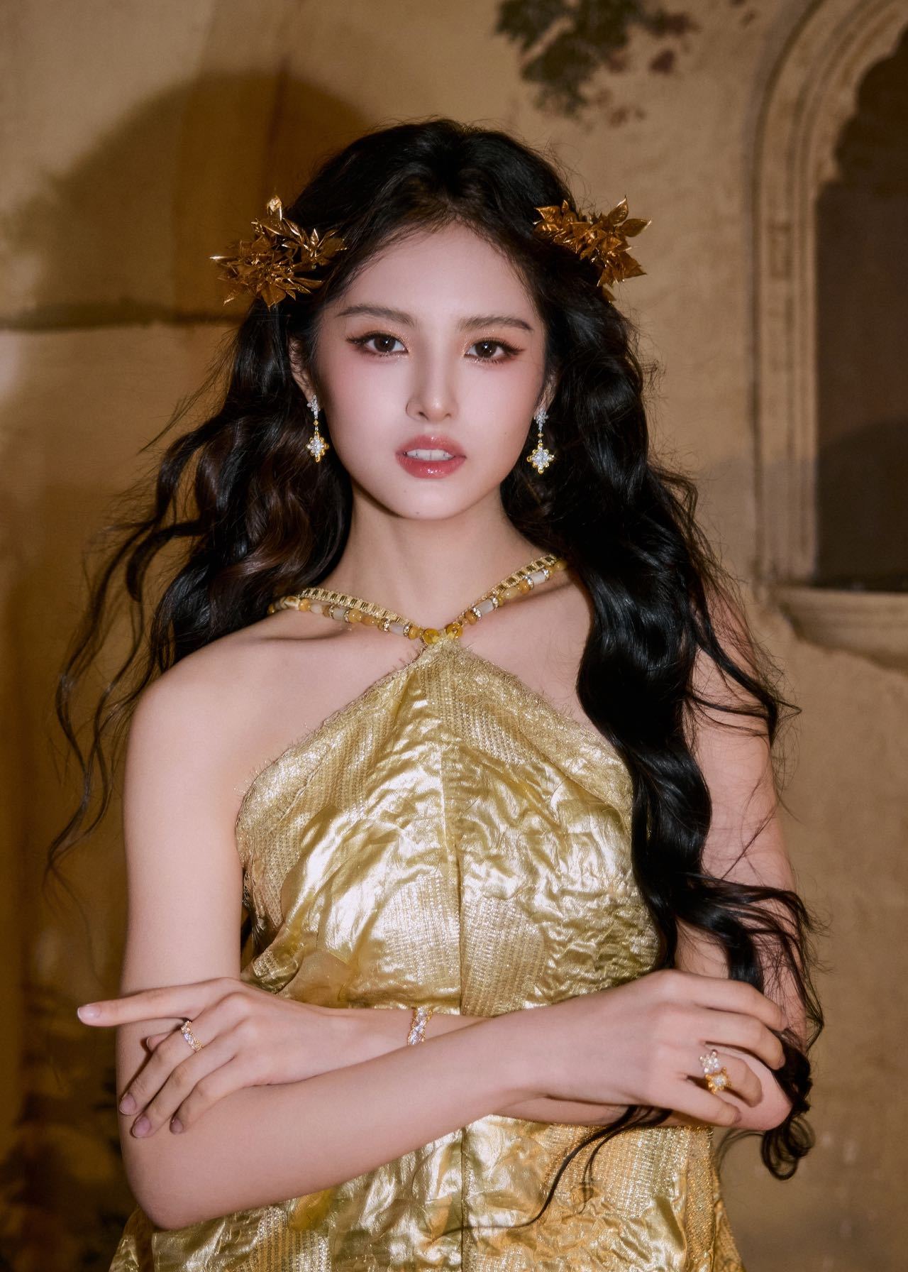 星女郎身穿夏姿陈2026秋冬系列出席长三角国际青年电影周闭幕式，金色吊带长裙搭配