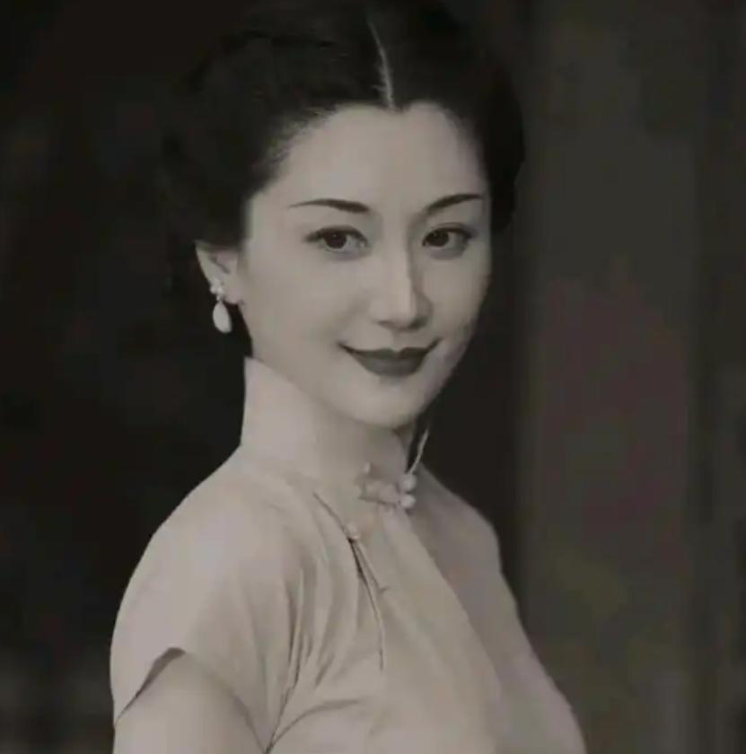 1948年9月9日深夜，汉口陆军总医院，一个27岁的女人被六个人拖进了空病房，受