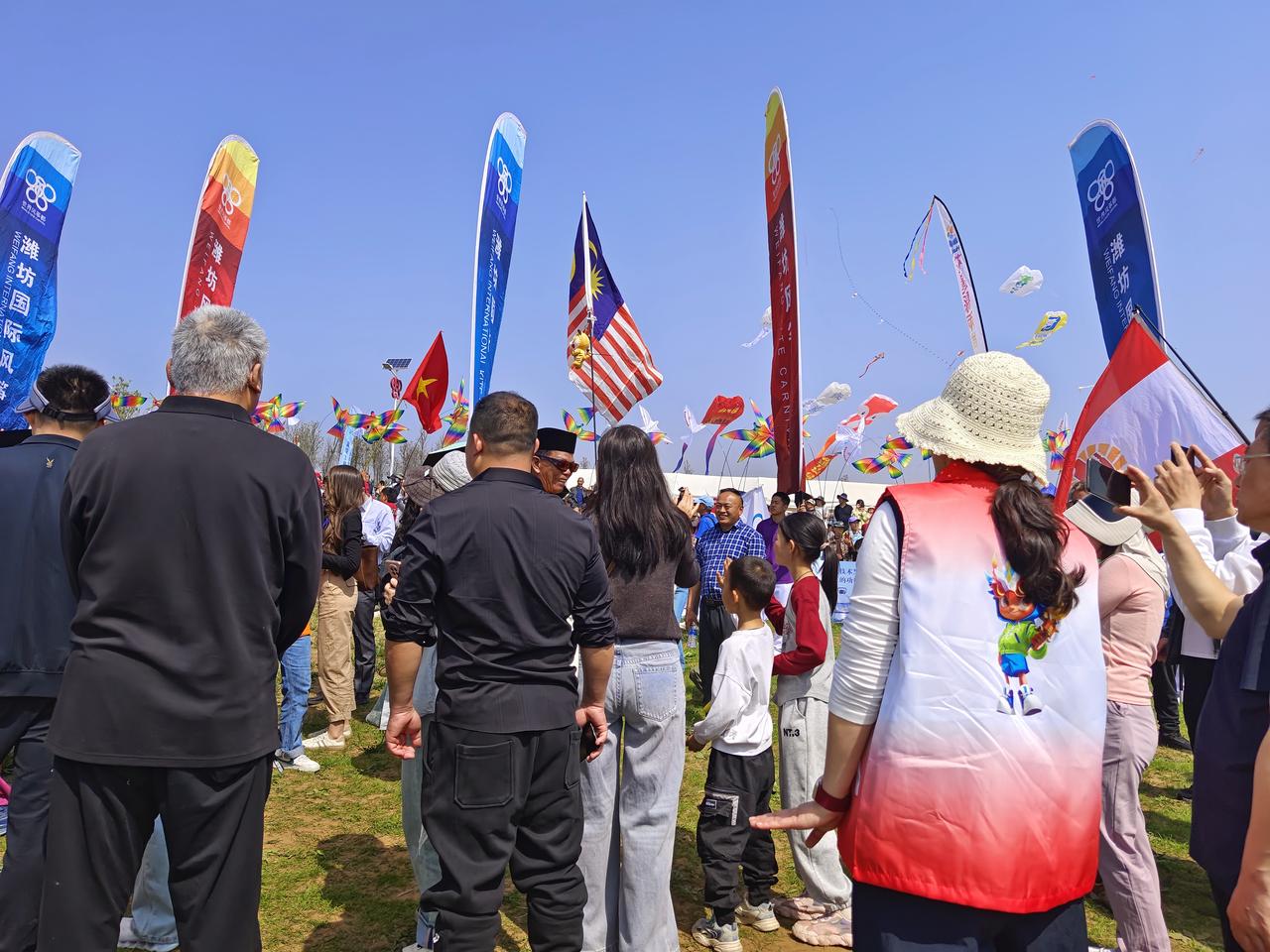 观潍坊43届风筝会开幕（3）
投入了众多警力，加班加点，现场维护秩序，很辛苦。