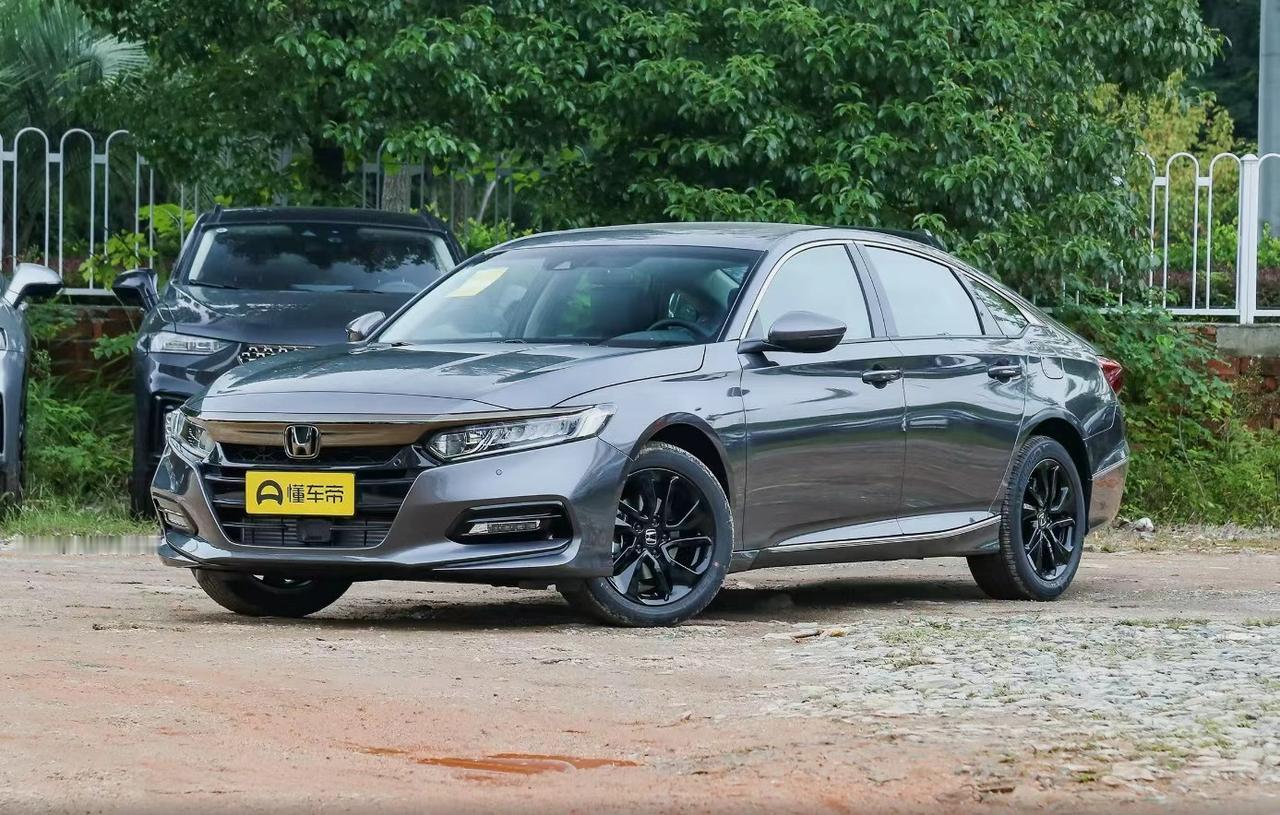 上周小区门口，邻居老王拉住我：“想淘辆二手雅阁接送孩子，预算10万，可二手车市场