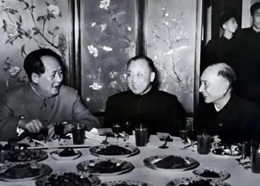 1938年，第二战区副司令卫立煌路过延安，毛主席亲自走出窑洞迎接，并请卫立煌上座