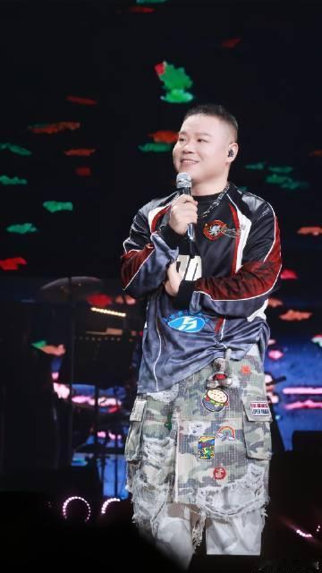 岳云鹏直播聊中餐厅邀约 直播间笑点拉满！岳云鹏聊中餐厅邀约遗憾错过，徒弟当场调皮