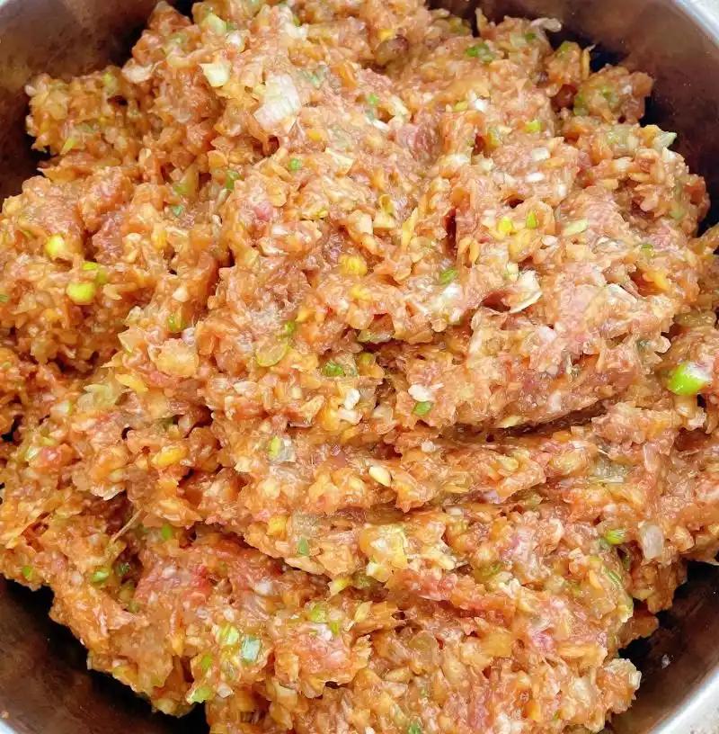 同样一斤肉，一瓶酱油，楼下饺子馆的饺子咬一口爆汁，常规家庭制作的又干又柴像肉疙瘩