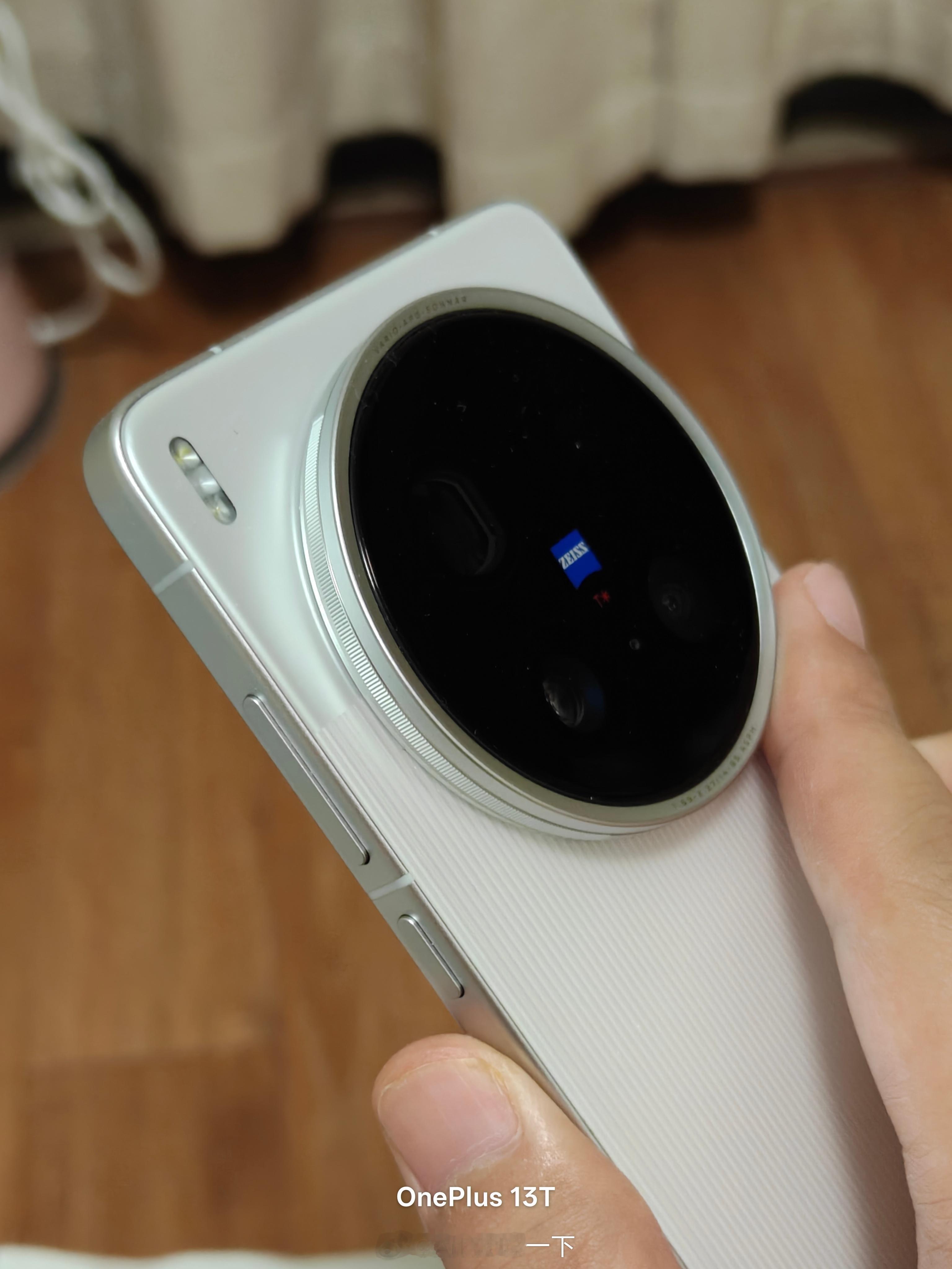 vivo X200 Ultra的模组确实是很凸起的，但是单手握持也挺莫名地有意思