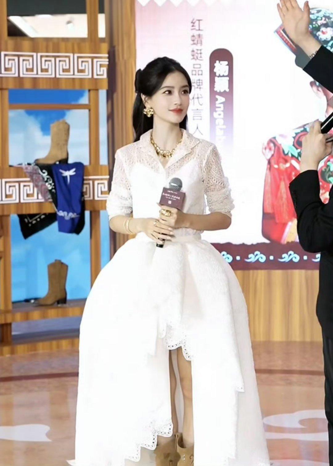 Angelababy蕾丝公主线下活动现场氛围热烈，Angelababy和到场粉丝