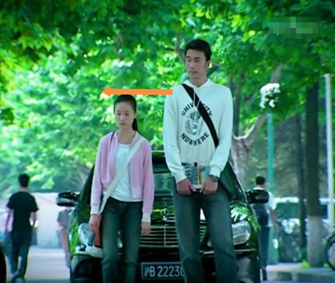 真的太惊人了，和董洁搭戏的这位男配角身高也太高了，目测至少在一米九以上。不过说实