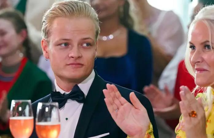 挪威王储妃的儿子因多项指控而出庭受审，他对强奸指控拒不认罪。这起案件已持续数周，